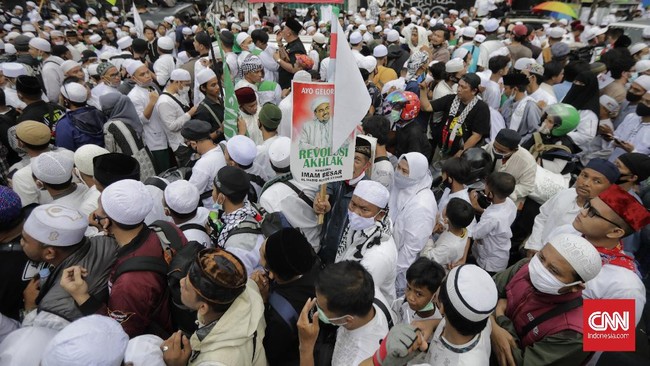 Satgas Covid-19 menyebut aparat penegak hukum dapat memberikan sanksi pada kerumunan massa Rizieq Shihab yang melanggar prokes.