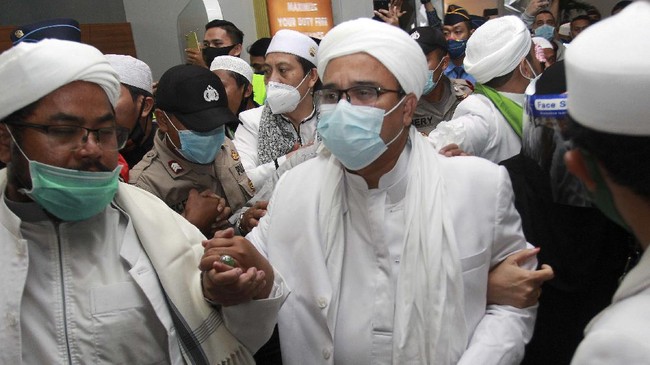Majelis hakim PN Jakarta Timur meminta jaksa penuntut umum menghadirkan para saksi dalam kasus kerumunan Megamendung, Bogor, Jawa Barat.