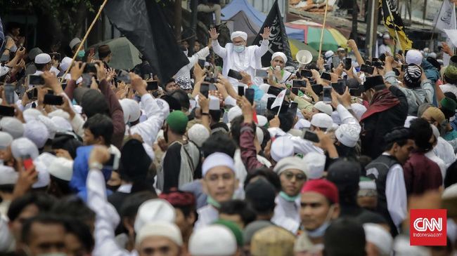 Kerumunan Rizieq dan Cerminan New Normal Jelang Pilkada 2020 Kerumunan massa di acara Rizieq Shihab dinilai sebagai cerminan yang terjadi selama gelaran Pilkada serentak 2020.