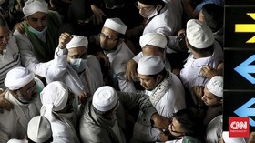 PA 212: Anggota TNI Berselawat saat Rizieq di Bandara Soetta