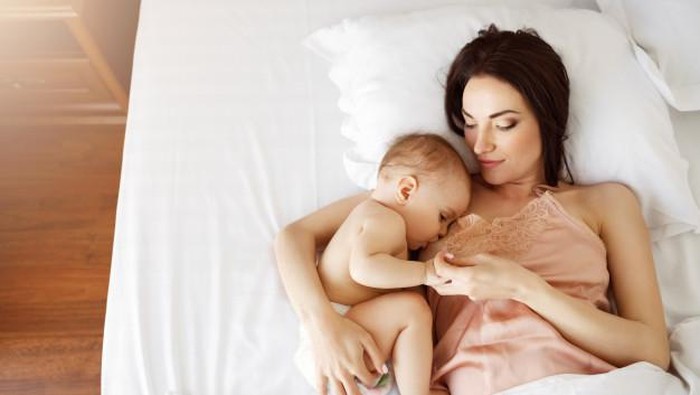 Puting Bengkak dan Nyeri Saat Menyusui? Cek Penyebabnya!