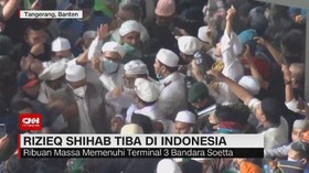 VIDEO: Ribuan Massa Sambut Kedatangan Rizieq Shihab