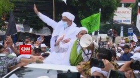 VIDEO: Massa Sambut Kedatangan Rizieq Shihab di Petamburan
