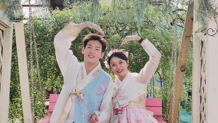Romantis bak Drakor, Intip 7 Potret Manis Pasangan Indonesia-Korea Tara Woni Romantis bak Drakor, Intip 7 Potret Manis Pasangan Indonesia-Korea Tara Woni
