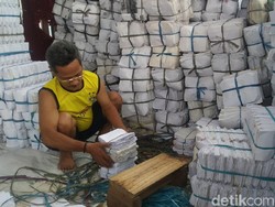 Melihat Desa Pembuat Pembungkus Makanan Berbahan Kertas di Kuningan
