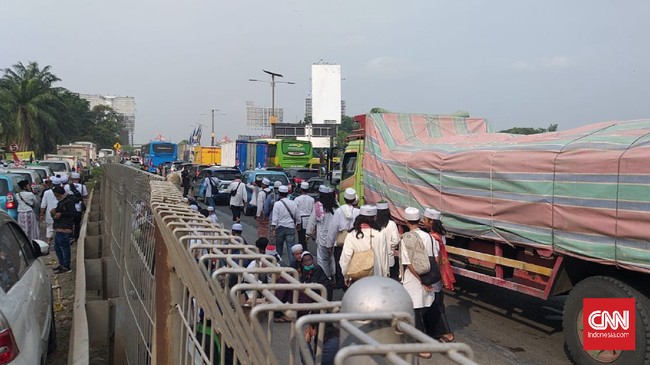 Jalan ke Bandara Internasional Soekarno-Hatta yang semula macet menurut petugas kini berangsur bergerak meski perlahan. Akan tetapi arah Jakarta justru macet.