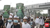 FOTO: Gairah Massa Menyambut Kedatangan Rizieq Shihab Massa yang berjalan kaki di jalan tol menuju Bandara Soetta, menggemakan takbir dan selawat menyambut kepulangan Rizieq Shihab hari ini.