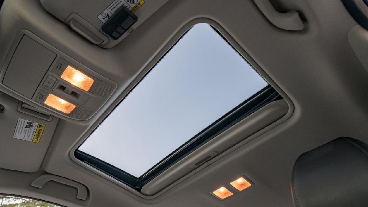 Viral Bocil Nongol di Sunroof, Polisi Tegur Sopir Pajero Sport