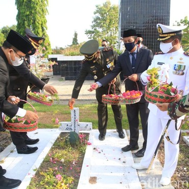 Lirik Lagu Gugur Bunga - Ismail Marzuki