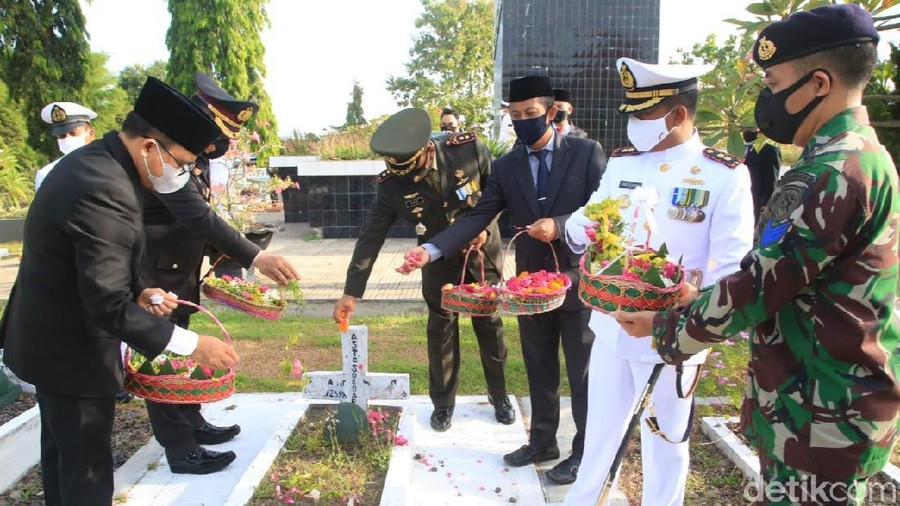 tabur bunga di hari pahlawan di banyuwangi