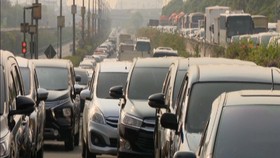 VIDEO: Tol Bandara Lumpuh, Penumpang Pesawat Jalan Kaki 7 Km