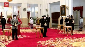VIDEO: Jokowi Beri Gelar Pahlawan Nasional Ke 6 Tokoh