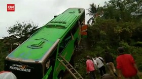 VIDEO: Bus Rombongan Peziarah Terjun Ke Jurang, 34 Orang Luka
