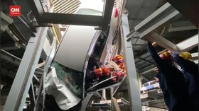 VIDEO: Momen Penyelamatan Pengendara Mobil Terbalik