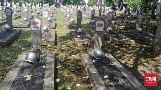 Lebaran kali ini Susi telah meminjam modal pada saudara-saudaranya untuk berjualan bunga. Apa boleh dikata, hanya satu kantung bunga yang terjual.