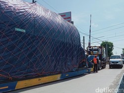Truk Longbed Angkut Mesin Pabrik 20 Ton Nyangkut Rel KA di Klaten