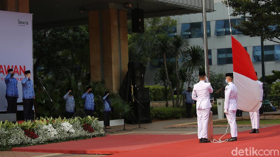Wakil Gubernur DKI Jakarta, Ahmad Riza Patria menjadi pembina upacara peringatan Hari Pahlawan di Balai Kota DKI Jakarta. Upacara digelar secara terbatas.
