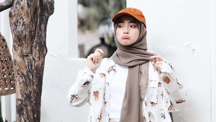 5 Model Pashmina Simpel dan Modis Untuk Hangout Bareng Temen