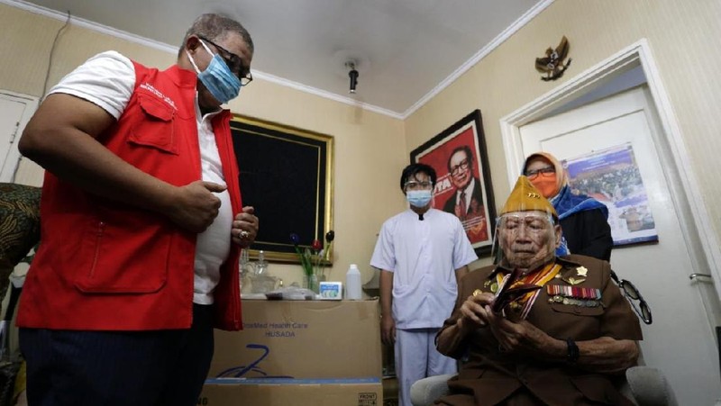 Sekretaris Jenderal Kementerian Sosial Hartono Laras menghadiri anjangsana atau silaturahmi di kediaman Perintis Kemerdekaan KRMH Soerjo Wirjohadipoetro