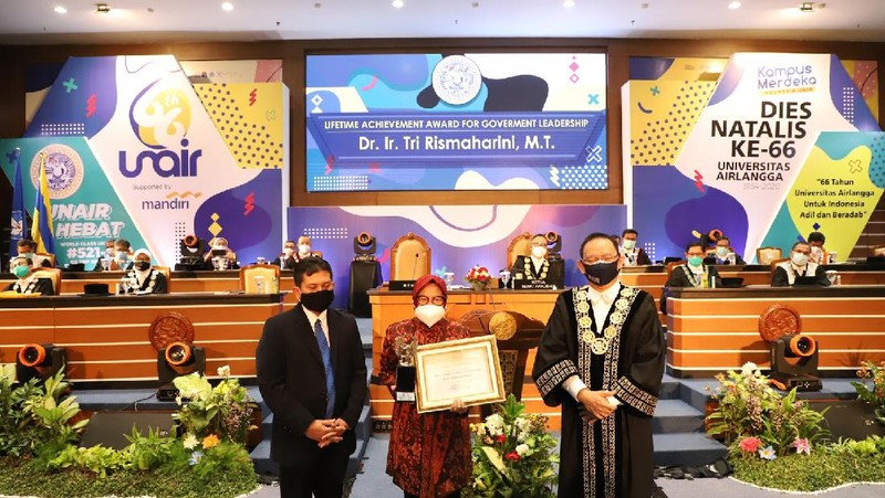Wali Kota Surabaya Tri Rismaharini mendapatkan penghargaan Lifetime Achievement Award for Government Leadership dari Universitas Airlangga (Unair).