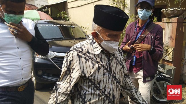 Amien Rais bersama sejumlah tokoh menyatakan siap menjadi penjamin penangguhan penahanan Rizieq Shihab. Mereka meminta polisi melepaskan Rizieq.
