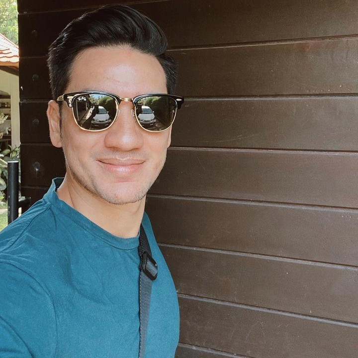<p>Tak hanya tampan, Andrew White juga punya <em>six pack body</em>, Bunda. Suami Nana Mirdad ini juga sosok <em>family man</em> lho. Ini terlihat dari momen bersama kedua anaknya, yang sering ia bagikan di akun Instagram pribadinya. (Foto: Instagram @andrew.white._)</p>