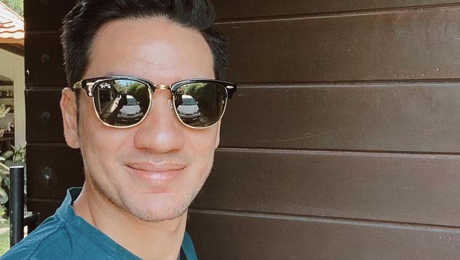 Sikap Andrew White Cium Kepala Adik Ipar Jadi Sorotan