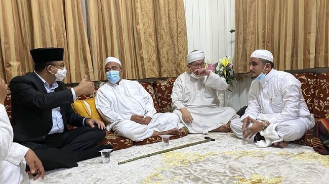 Ketua Fraksi Golkar di DPRD DKI Jakarta, Basri Baco menyentil langkah Anies mengunjungi Rizieq Shihab di tengah masa karantina mandiri Covid-19.