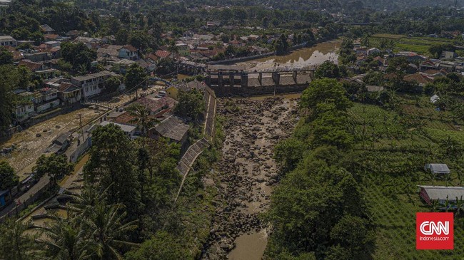 Salah satu pintu penguras Bendungan Katulampa jebol terhantam air dan pohon tumbang. Penguras itu biasanya mengalirkan air ke Istana dan Kebun Raya Bogor.