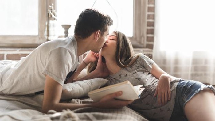 4 Manfaat Ciuman di Pagi Hari, Bisa Bikin Bahagia Hingga Menyehatkan Jantung!