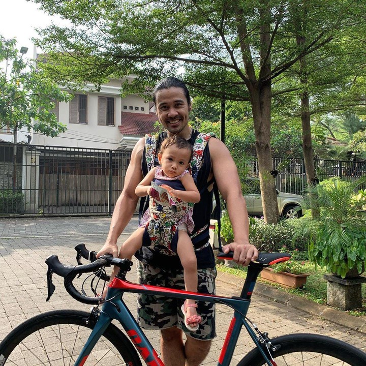 <p>Di usianya yang hampir empat ini, Surinala memang jarang terekspose di publik. (Foto: Instagram: @chicco.jerikho)</p>