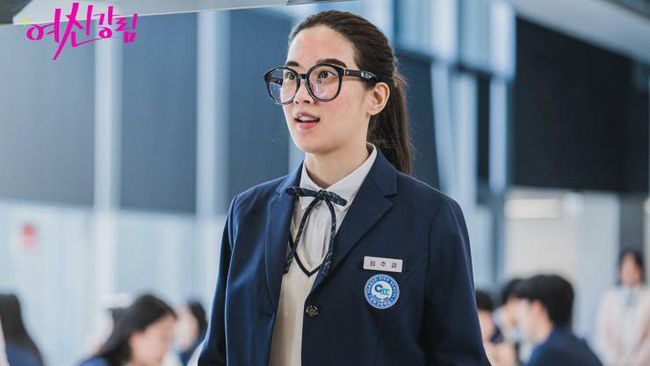 Drama terbaru Moon Ga-young, Cha Eun-woo, dan Hwang In-yeob yang bertajuk True Beauty resmi merilis poster terbaru pada Rabu (11/11).