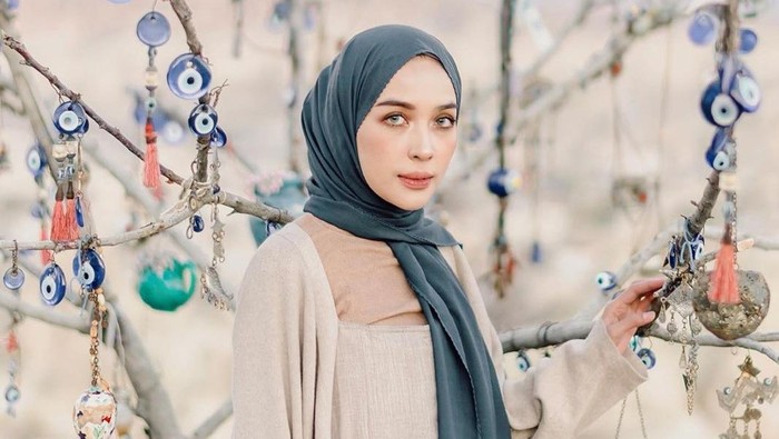 Gaya Hijab Pashmina Simpel dan Modis ala Selebgram Tanah Air