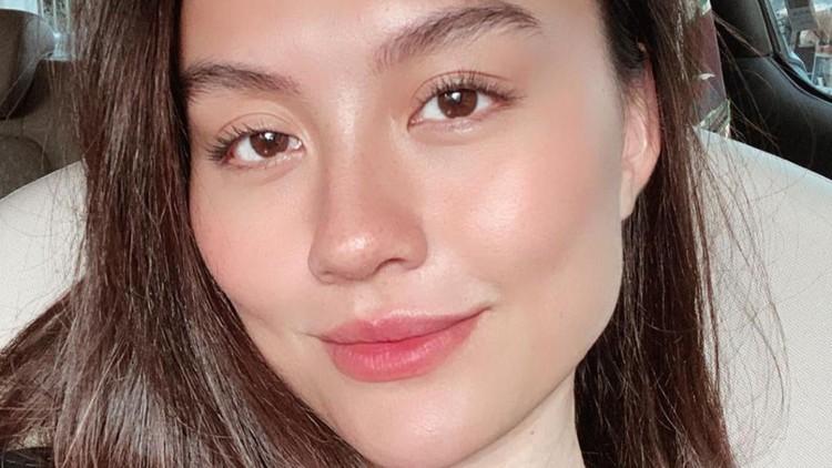 Gaya nyentrik Agnez Mo