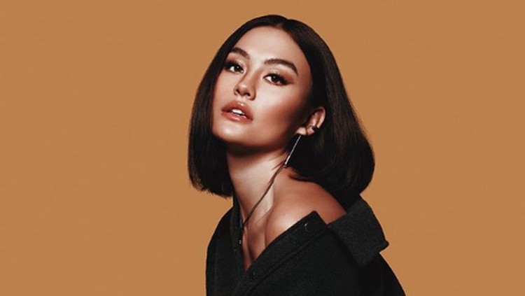 Gaya nyentrik Agnez Mo