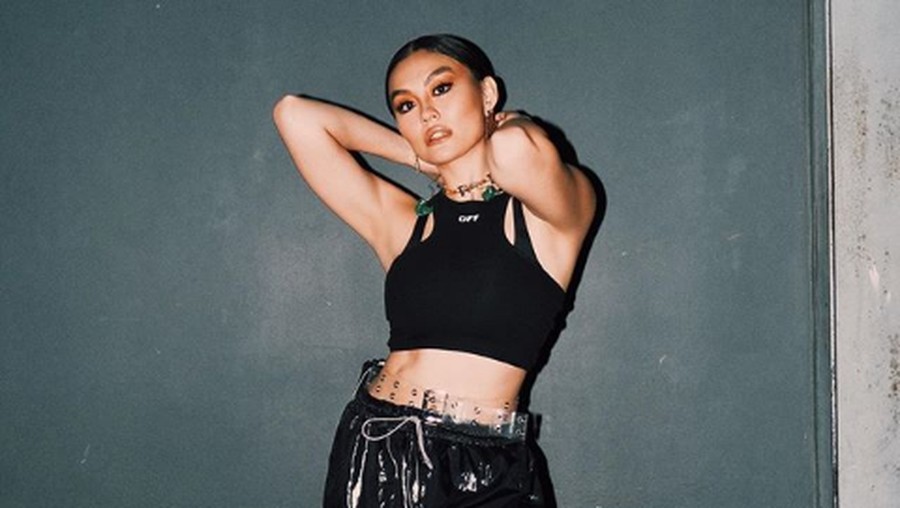 Gaya nyentrik Agnez Mo