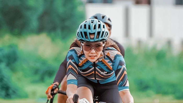 5 Potret Gisella Anastasia yang Asyik Bersepeda