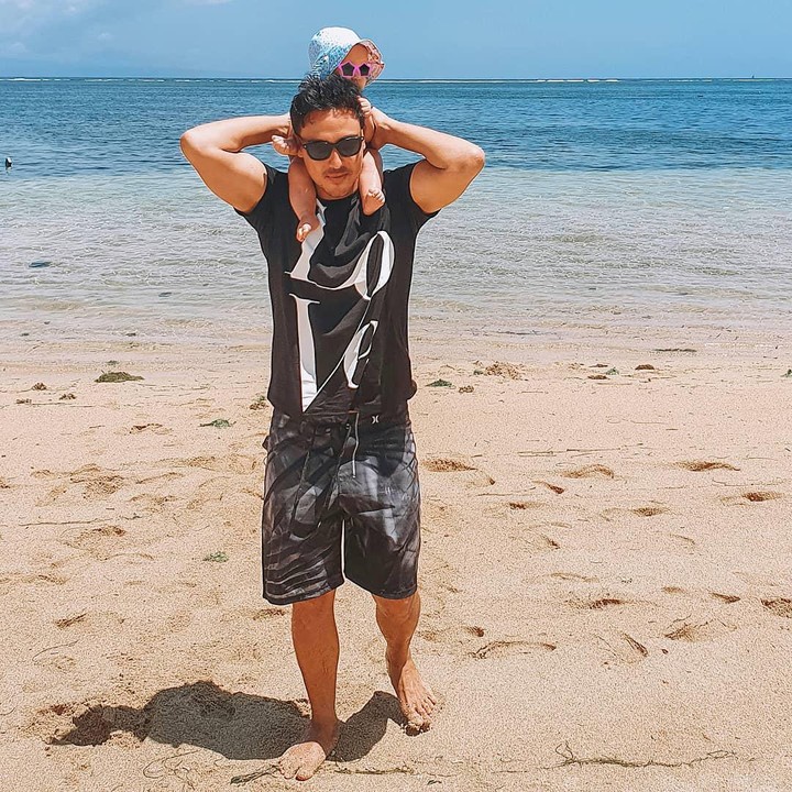 <p>Saat Hamish Daud menikahi Raisa, 3 September 2017, netizen sampai menyebutnya Hari Patah Hati Nasional. <em>He he he...</em> Ada-ada saja ya, Bunda? Pernikahan mereka pun makin bahagia sejak kehadiran sang putri, Zalina Raine Wyllie, yang genap 2 tahun pada 12 Februari mendatang. (Foto: Instagram @hamishdw)</p>