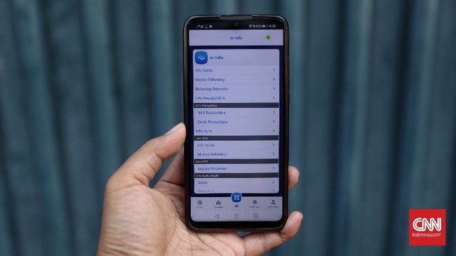 PT Bank Central Asia Tbk (BCA) resmi menghapus layanan transfer QRku di BCA mobile 1 November 2022 ini.