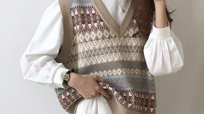 Inspirasi Mix-and-Match Sweater Vest ala Influencer, Kece Abis!