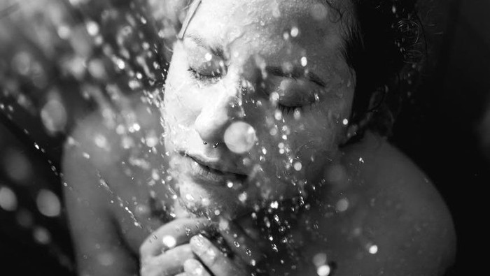 Jangan Membersihkan Wajah Saat Mandi, Kenapa?