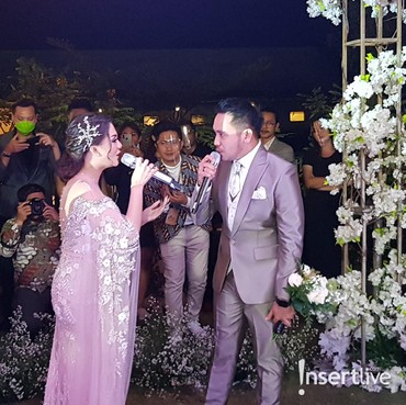 Duet Mesra Jenita Janet dan Danu Sofwan di Resepsi Pernikahan