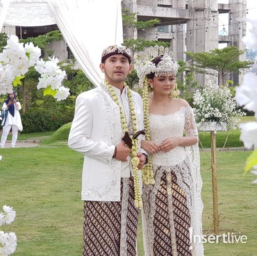 Potret Senyum Bahagia Pengantin Baru Jenita Janet dan Danu Sofwan