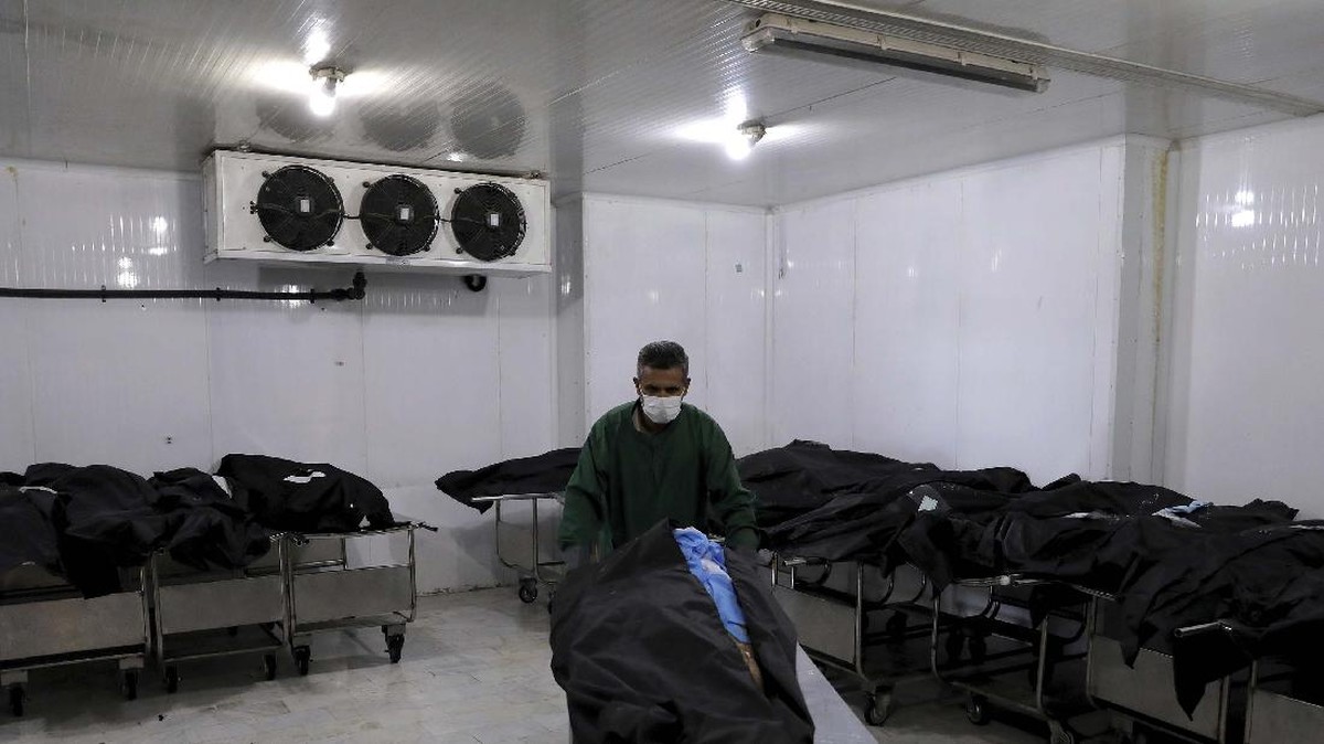 FOTO: Krisis Lahan Pemakaman Covid-19 di Iran
