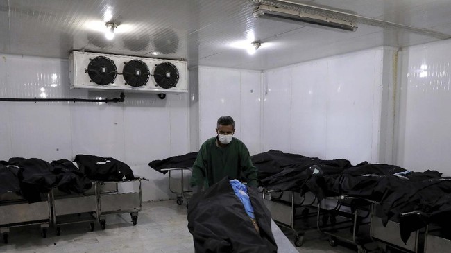 Gelombang kelima infeksi virus corona (Covid-19) di Iran membuat pemerintah setempat semakin kerepotan.