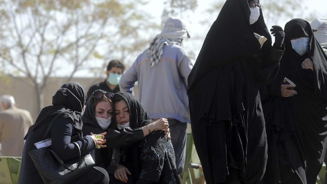 FOTO: Krisis Lahan Pemakaman Covid-19 di Iran