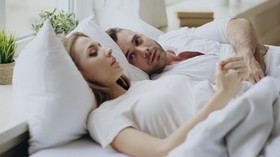 5 Cara Ciptakan Momen Pillow Talk yang Intim dan Menyenangkan