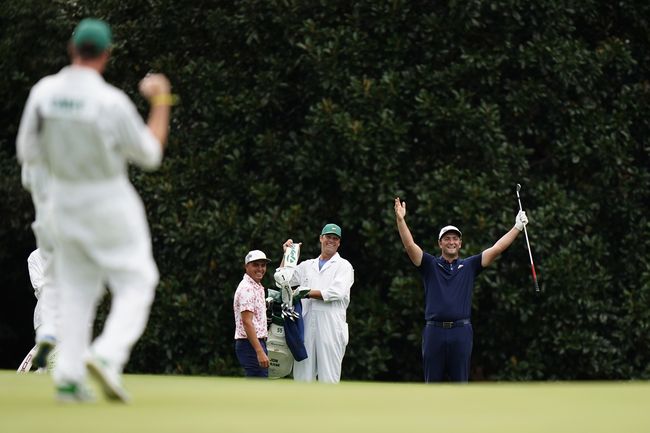 Heboh Pukulan Hole In One Jon Rahm Lewati Danau The Masters