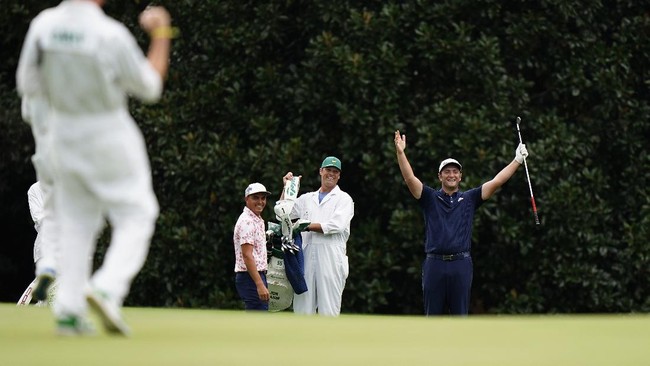 Pegolf Spanyol Jon Rahm membuat heboh dunia maya lewat pukulan hole in one yang sensasional di ajang The Masters 2020.
