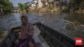 FOTO: Merekam Pudar Pesona Ciliwung Pada masa lalu Sungai Ciliwung pernah mendapat julukan 'Ratu dari Timur' karena keindahan dan kejernihan airnya. Kondisinya sekarang sangat bertolak belakang.